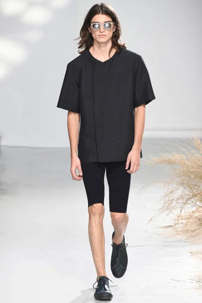 Look 16